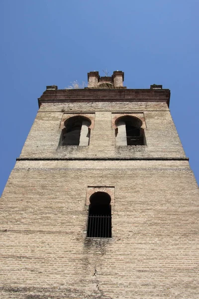 Torre - torre sineira no centro da antiga Sevilha — Fotografia de Stock