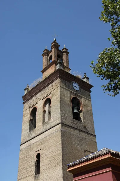 Torre - campanario en el centro de la antigua Sevilla —  Fotos de Stock