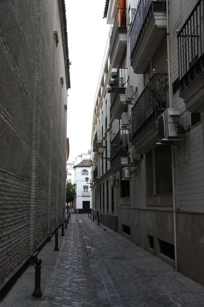 Rua estreita na antiga cidade espanhola de Sevilha — Fotografia de Stock