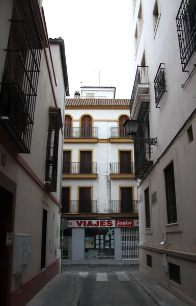 Enge straße in der alten spanischen stadt sevillas — Stockfoto
