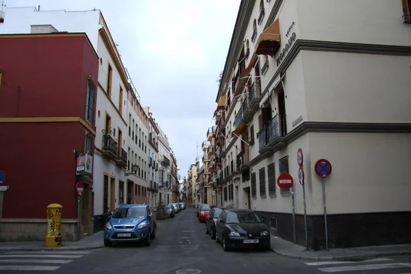 Seville Espanha Julho 2011 Rua Estreita Antiga Cidade Espanhola Sevilha — Fotografia de Stock