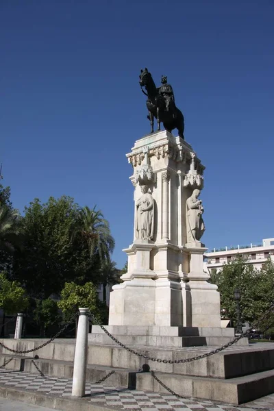 Monumento ao Rei São Fernando na Praça Nova (em espanhol: Plaza Nueva) em Sevilha, Espanha . — Fotografia de Stock