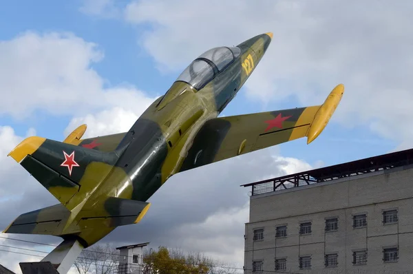 Denkmal für Flieger ryashsky Garnisonsflugzeug l-39 "Albatros". Stadt Ryazhsk Rjasan Gebiet — Stockfoto