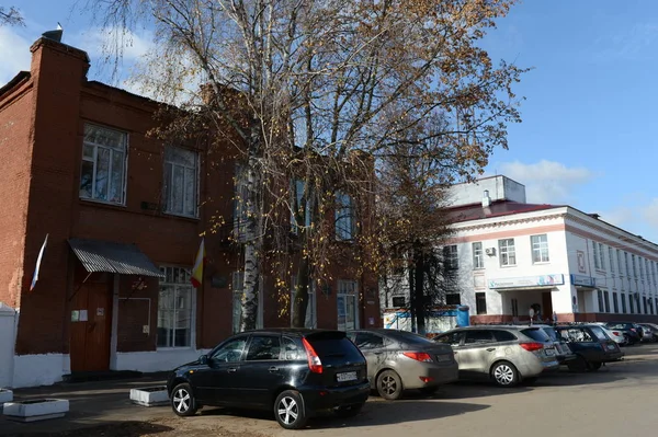Ryazhsky Museo de la tradición local, la antigua casa del comerciante Dmitry Petrov.City Ryazhsk. Región de Riazán — Foto de Stock