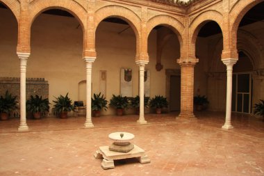 Seville, İspanya - 17 Temmuz 2011: Sevilla 'daki Santa de la Cartuha Adası' ndaki Santa de Cuevas Manastırı