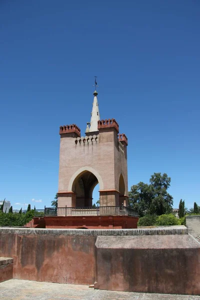 Gazebo en el jardín del convento de Santa Maria de Cuevas en Sevilla — Foto de Stock