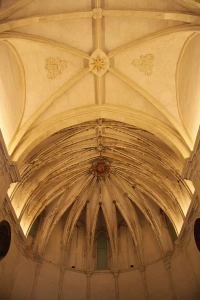 Interiör i klostret Santa de Cuevas på ön Isla de la Cartuha i Sevilla — Stockfoto