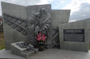  Büyük Vatanseverlik Savaşı sırasında kuşatılmış Leningrad 'da 1942-1943 yılları arasında Ryazhsk mezarlığında ölen Leningradlılar anıtı.