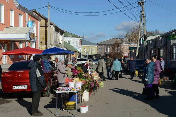 Comercio callejero en el mercado en el centro de Ryazhsk — Foto de Stock