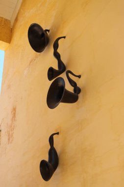  Santa Maria de Cuevas Sevilla Manastırı 'nın duvarındaki aletlerin heykel bileşimi