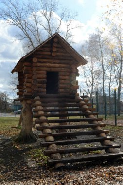  Ryazan bölgesindeki Ryazhsk şehrinde bir çocuk parkında tavuk bacaklı kulübe.