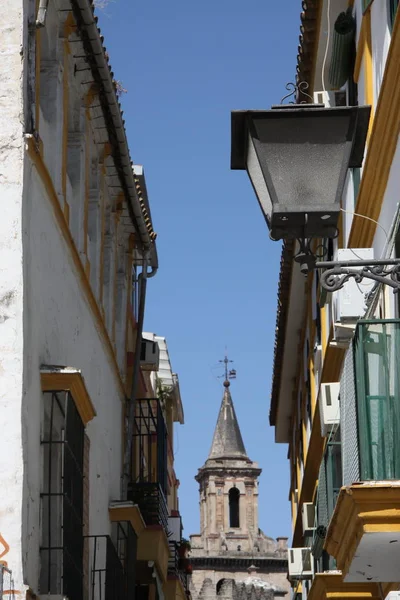 Sevilla 'nın eski kısmının mimarisinin bir parçası. — Stok fotoğraf