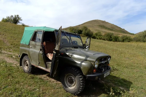 アルタイ山麓の高地形車両Uaz-469 — ストック写真