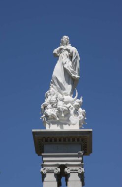 SEVILLE, SPAIN - 14 HAZİRAN 2011: Triunfo Meydanı 'ndaki tarihi Seville, İspanya' da Kusursuz Gebelik Anıtı.