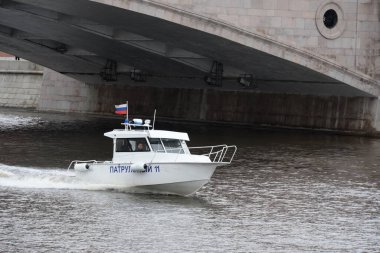 MOSCOW, RUSSIA - 9 Mayıs 2020: Moskova Nehri üzerindeki Eyalet Nehir Denetleme Merkezi Müdürlüğü devriye botu