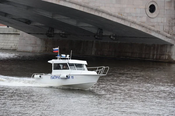 モスクワ ロシア 2020年5月9日 モスクワ川の国家河川監督中央局のパトロール船 — ストック写真