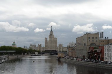 MOSCOW, RUSSIA - 9 Mayıs 2020: Bolşoy Moskvoretsky Köprüsü 'nden Moskova Nehri ve Raushskaya Embankment manzarası