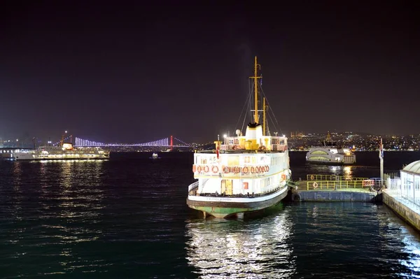 Istanbul Turquía Noviembre 2019 Barco Recreo Muelle Estambul Por Noche — Foto de Stock