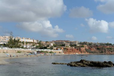 ORIHUELA, COSTA BLANCA, İspanya - 20 Eylül 2018: Playa de Aguamarina Sahili, Orihuela Costa. İspanya