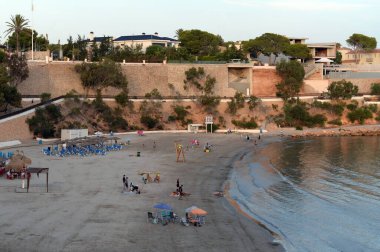 ORIHUELA, COSTA BLANCA, SPAIN 19 Eylül 2018: Playa de Cabo Roig 'in Orihuela Costa' daki akşam plajı. İspanya
