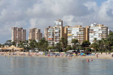 ORIHUELA, COSTA BLANCA, İspanya - 20 Eylül 2018: Playa de Campoamor Plajı, Orihuela Costa. İspanya