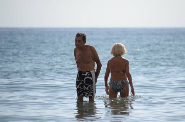 ORIHUELA, COSTA BLANCA, İSPA - 20 Eylül 2018: Orihuela Costa 'daki Akdeniz' de dinlenen bilinmeyen yaşlı bir çift. İspanya