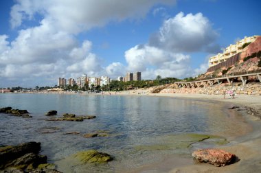 ORIHUELA, COSTA BLANCA, İspanya - 20 Eylül 2018: Playa de Campoamor Plajı, Orihuela Costa. İspanya