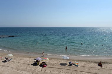 ORIHUELA, COSTA BLANCA, İspanya - 21 Eylül 2018: İnsanlar Alicante, İspanya 'daki Playa de Aguamarina' nın kumlu plajında dinleniyor
