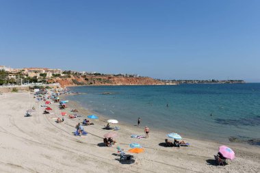 ORIHUELA, COSTA BLANCA, İspanya - 21 Eylül 2018: İnsanlar Alicante, İspanya 'daki Playa de Aguamarina' nın kumlu plajında dinleniyor