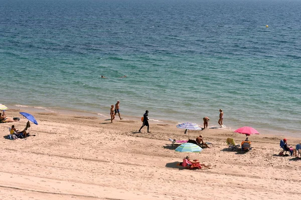 Orihuela Costa Blanca Hiszpania Wrzesień 2018 Ludzie Odpoczywają Piaszczystej Plaży — Zdjęcie stockowe