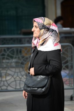 İSTANBUL, TURKEY - 4 Kasım 2019: İstanbul 'da Sokakta Tanınmayan Türk Kadın