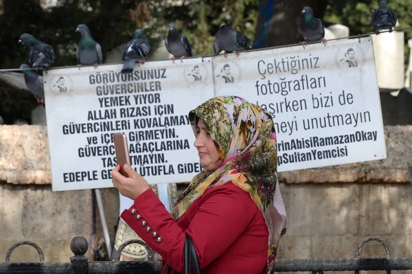 Istanbul Türkei November 2019 Eine Unbekannte Türkin Macht Vor Der — Stockfoto