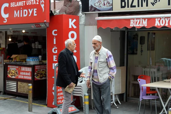 Стамбул Туркий Ноября 2019 Года Неизвестные Мужчины Разговаривают Кафе Улице — стоковое фото