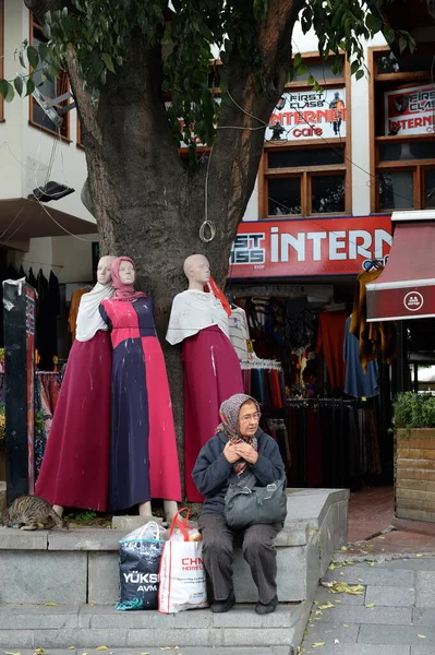 Стамбул Туркей Ноября 2019 Года Неопознанная Турецкая Женщина Сидит Возле — стоковое фото