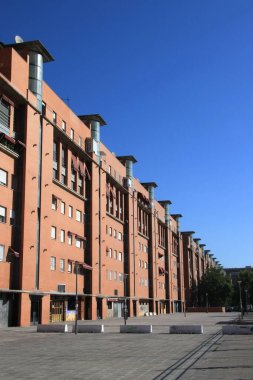 SEVILLE, SPAIN - 14 HAZİRAN 2011: Sevilla 'da garajları olan modern bina