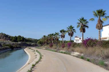 ORIHUELA, COSTA BLANCA, İspanya - 21 Eylül 2018: Orihuela Costa 'daki su kanalı. İspanya