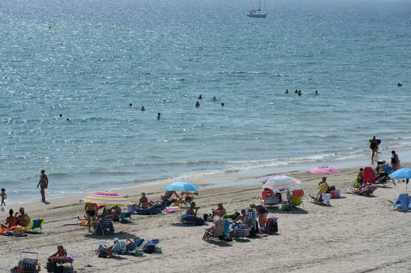 Orihuela Costa Blanca สเปน นยายน 2018 คนพ อนบนชายหาดทรายของ Playa Aguamarina — ภาพถ่ายสต็อก