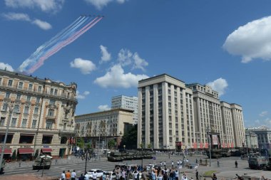 MOSCOW, RUSSIA - 24 Haziran 2020: Bir grup su-25 Grach saldırı uçağı, Zaferin 75. yıldönümüne adanmış bir geçit töreninde Moskova üzerinde Rus bayrağının renklerini tüttürüyor
