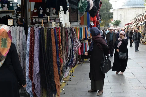 İSTANBUL, TURKEY - 4 Kasım 2019: İstanbul 'daki Eyup Sultan Meydanı' nda alışveriş merkezleri