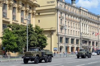 MOSCOW, RUSSIA - 24 Haziran 2020: Mokhovaya caddesindeki ZIL-131 temel alınarak otomobil doldurma istasyonları Büyük Vatanseverlik Savaşı 'nda Zaferin 75. yıldönümü anısına düzenlenen geçit töreni sırasında