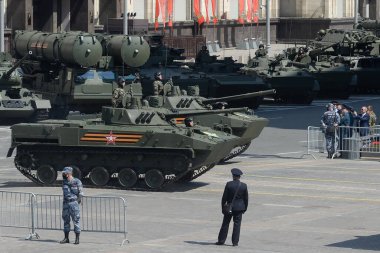  MOSCOW, RUSSIA - 24 Haziran 2020: BMD-4 Rus muharebesi, Zaferin 75. yıldönümü anısına düzenlenen geçit töreninde Okhotny Ryad 'da hava indirme birlikleri taşımak için uçan aracı izledi.