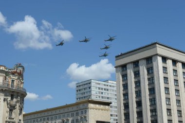 MOSCOW, RUSSIA - 24 Haziran 2020: Mi-35M saldırı helikopterleri Büyük Vatanseverlik Savaşı 'ndaki zaferin 75. yıldönümü kutlamaları sırasında Moskova üzerinde gökyüzünde
