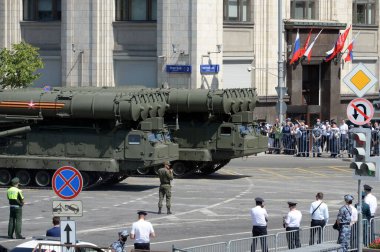 MOSCOW, RUSSIA - 24 Haziran 2020: S-300V4 uçaksavar füze sistemi Okhotny Ryad 'da, büyük vatanseverlik savaşında zaferin 75. yıldönümü anısına düzenlenen geçit töreninde