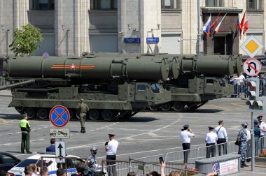 MOSCOW, RUSSIA - 24 Haziran 2020: S-300V4 uçaksavar füze sistemi Okhotny Ryad 'da, büyük vatanseverlik savaşında zaferin 75. yıldönümü anısına düzenlenen geçit töreninde