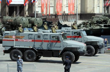 MOSCOW, RUSSIA - 24 Haziran 2020: Büyük Vatanseverlik savaşında Zaferin 75. yıldönümü anısına düzenlenen geçit töreninde zırhlı araçlar üzerindeki ulusal muhafızlar 