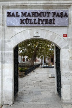 İSTANBUL, TURKEY - 4 Kasım 2019: İstanbul 'daki Mahmud Paşa Camii' nin avlusuna giriş