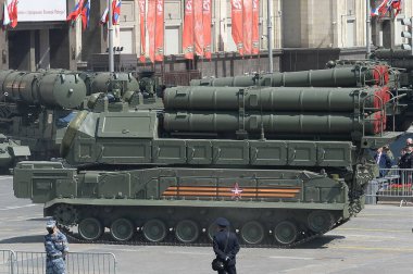 MOSCOW, RUSSIA - 24 Haziran 2020: Büyük Vatanseverlik Savaşı 'ndaki zaferin 75. yıldönümü anısına Okhotny Ryad' daki Buk-M3 uçaksavar füze sistemi