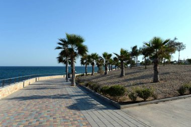 PILAR DE LA HORADADA, İspanya - 21 Eylül 2018: Akdeniz kıyısındaki Torre de La Horada 'da gezinti güvertesi