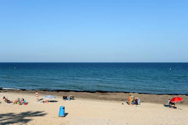 Pilar Horadada Espanha Setembro 2018 Pessoas Relaxam Uma Praia Areia — Fotografia de Stock