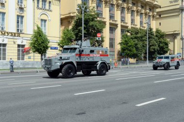 MOSCOW, RUSSIA - 24 Haziran 2020: Moskova 'nın Mokhovaya caddesindeki büyük vatanseverlik savaşında zaferin 75. yıldönümü anısına düzenlenen törende milli muhafız birliklerinin zırhlı araçları